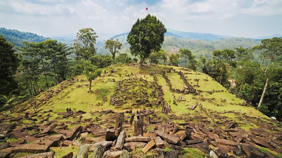 Gunung Padang je o