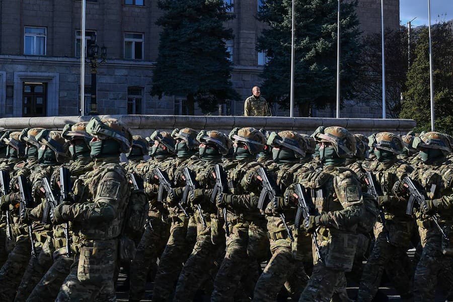 Vojaci pochodujú okolo azerbajdžanského prezidenta Ilhama Alijeva.