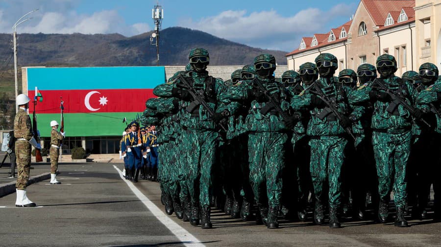 Vojaci pochodujú okolo azerbajdžanského