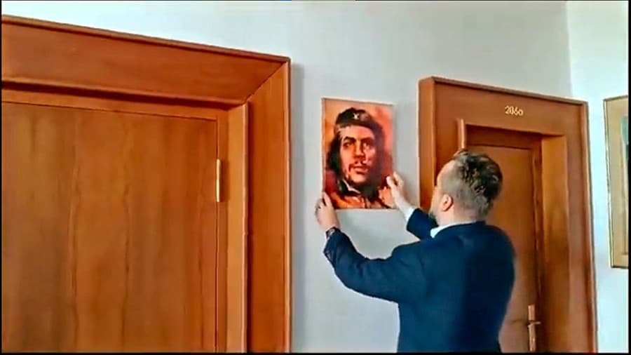 Blaha „vyzdobil“ vlastnú kanceláriu portrétom komunistického revolucionára ako svoj vzor.
