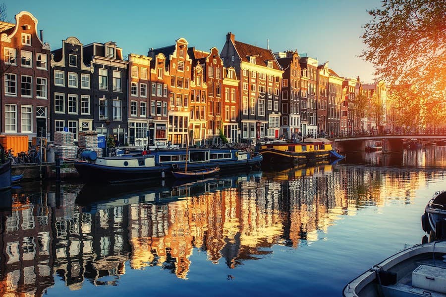 Romantický západ slnka pri Amsterdamských kanáloch.