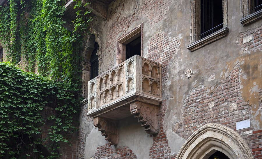 Ikonický balkón Rómea a Júlie vo Verone.