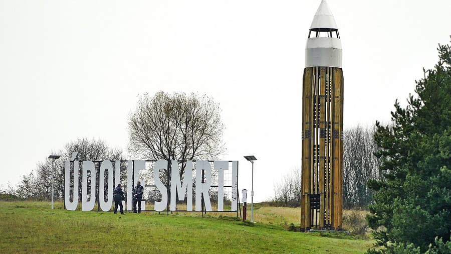 Nápis umiestnili v Parku. padlých Unikátna rozhľadňa má 4 poschodia.