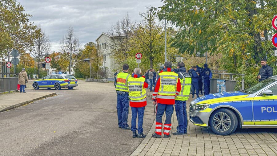 Policajti stoja pri škole