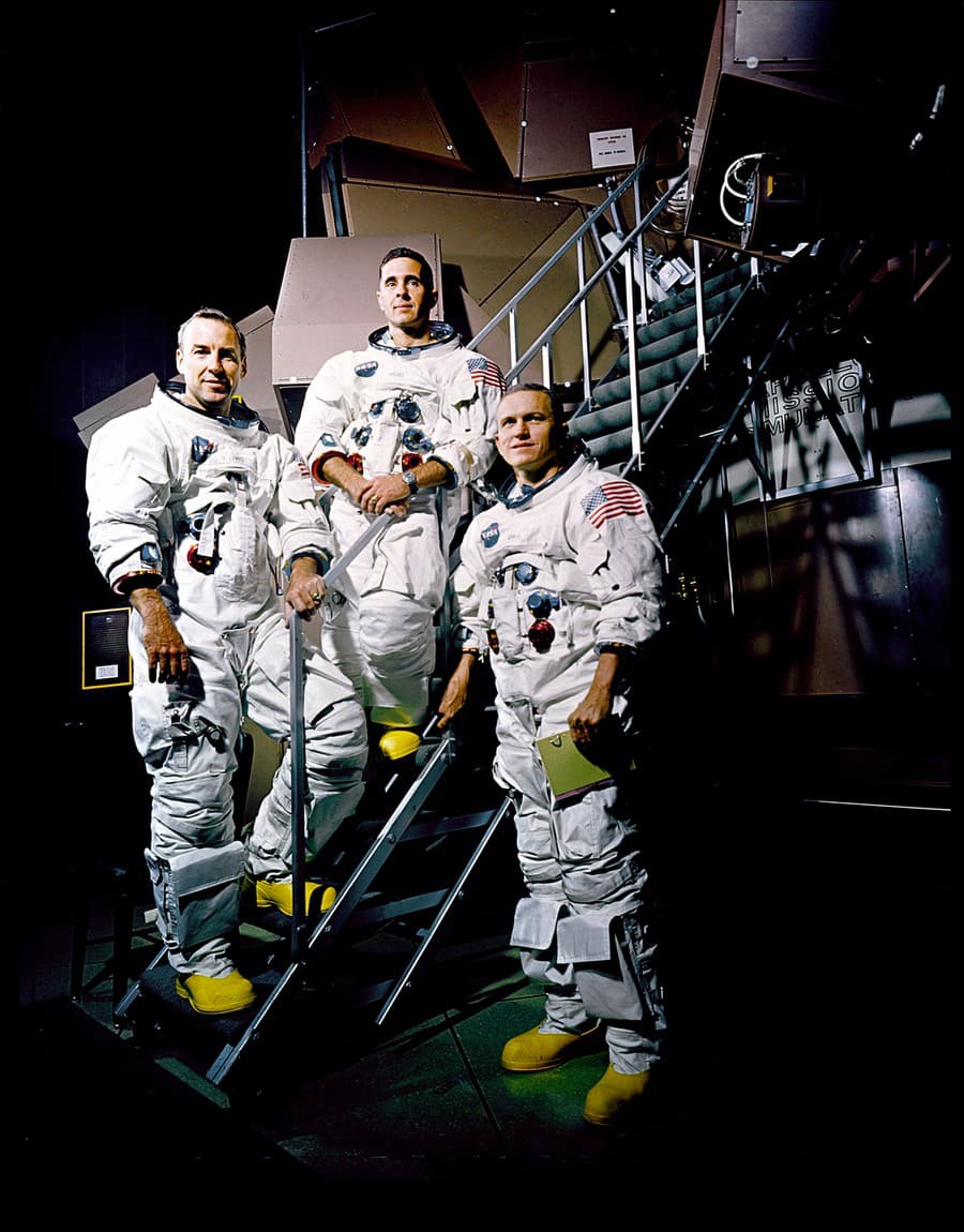 Posádka Apolla 8 pózuje na simulátore Kennedyho vesmírneho strediska (KSC) vo svojich skafandroch. Zľava doprava sú: James A. Lovell Jr., William A. Anders a Frank Borman