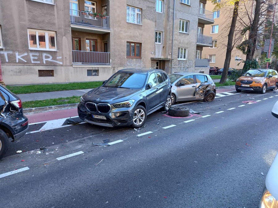 Vodič poškodil niekoľko zaparkovaných