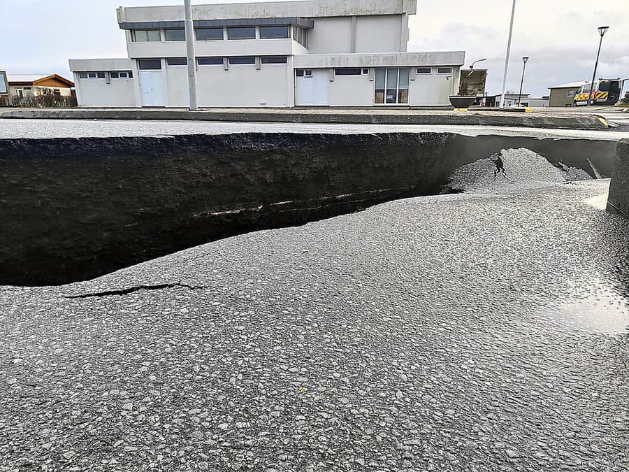 Vozovka je na niektorých miestach v Grindavíku značne poškodená.