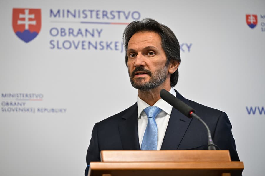 Na snímke minister obrany