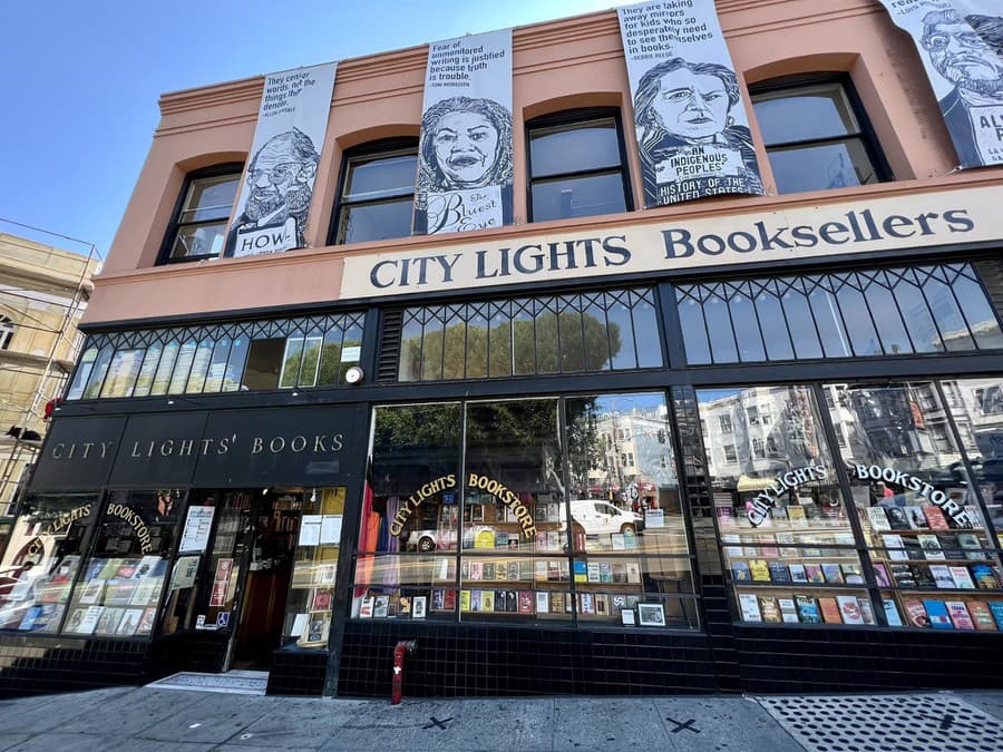 K prepadnutiu prišlo pred známym kníhkupectvom City Lights Bookstore.