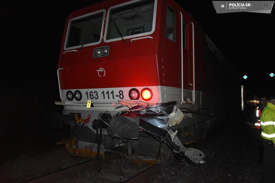 Vodič († 58) vošiel do jazdnej dráhy prichádzajúcemu vlaku, zraneniam podľahol.