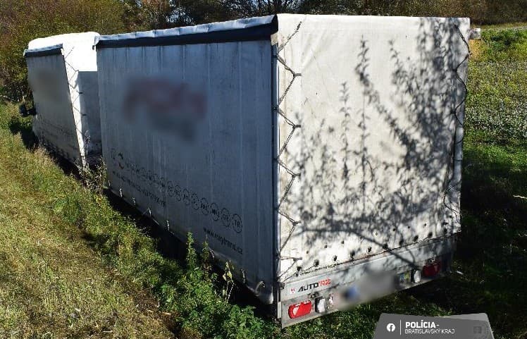  Vodič na diaľnici D2 v smere z Bratislavy narazil do predbiehaného nákladného vozidla a ušiel. 