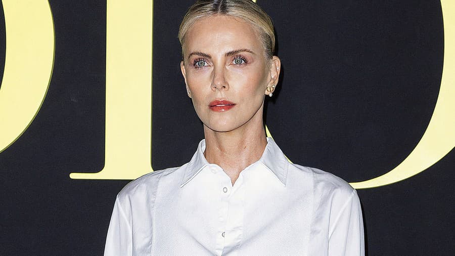 Charlize Theron bola vo