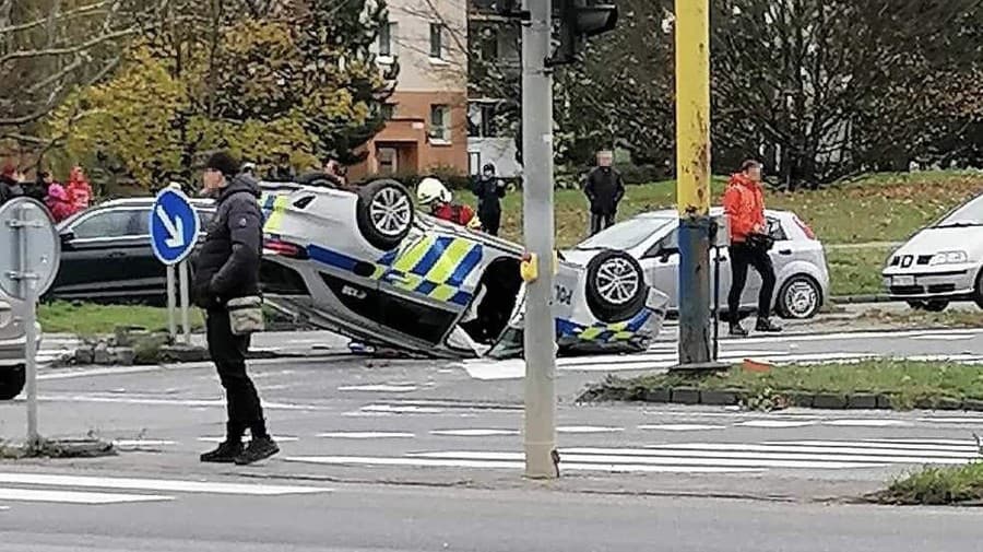 Auto policajtov skončilo prevrátené