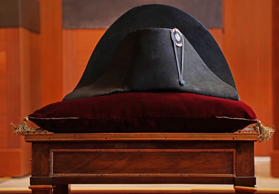 Dvojrohý klobúk bol pôvodne ocenený na 600 000 až 800 000 eur.
