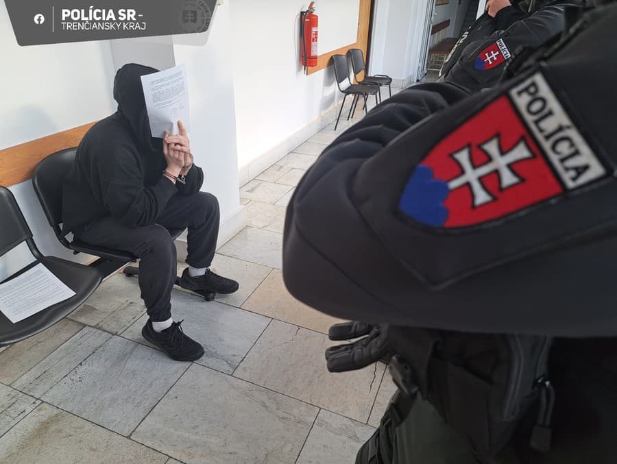 Polícia obvinila mladíka, u