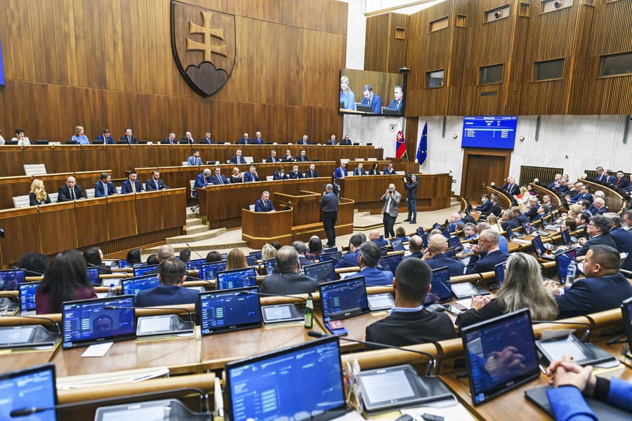 V NR SR vyjadrilo dôveru Ficovmu kabinetu 78 poslancov koalície, jeden zo SNS bol v nemocnici.