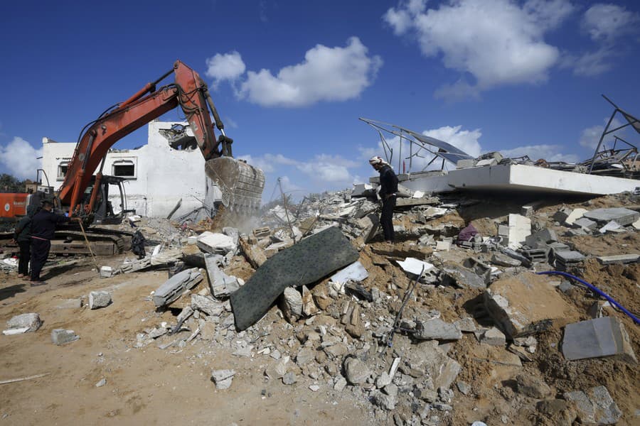 Palestínčania prehľadávajú v troskách zničeného domu telá rodiny Darwesh zabitých pri izraelskom bombardovaní pásma Gazy v utečeneckom tábore Nusseirat 20. novembra 2023.