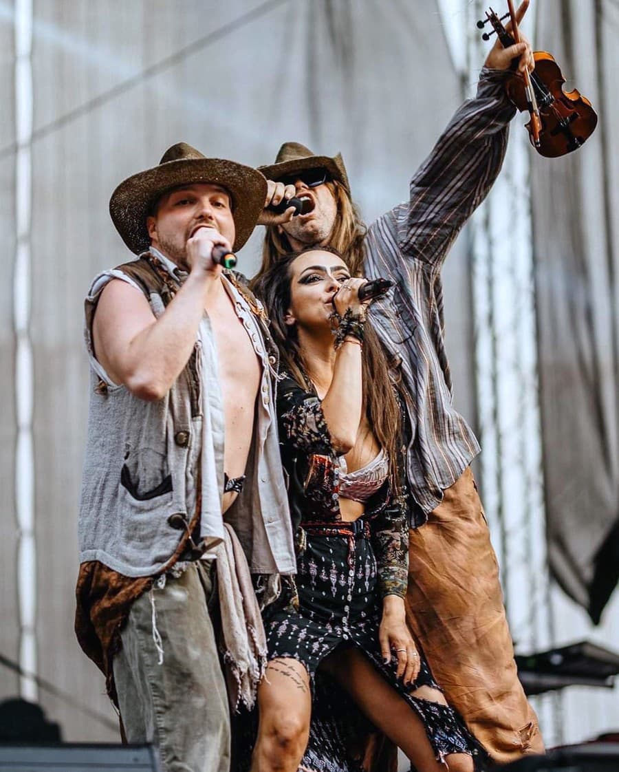 So skupinou Rednex sú na pódiu poriadne divokí.