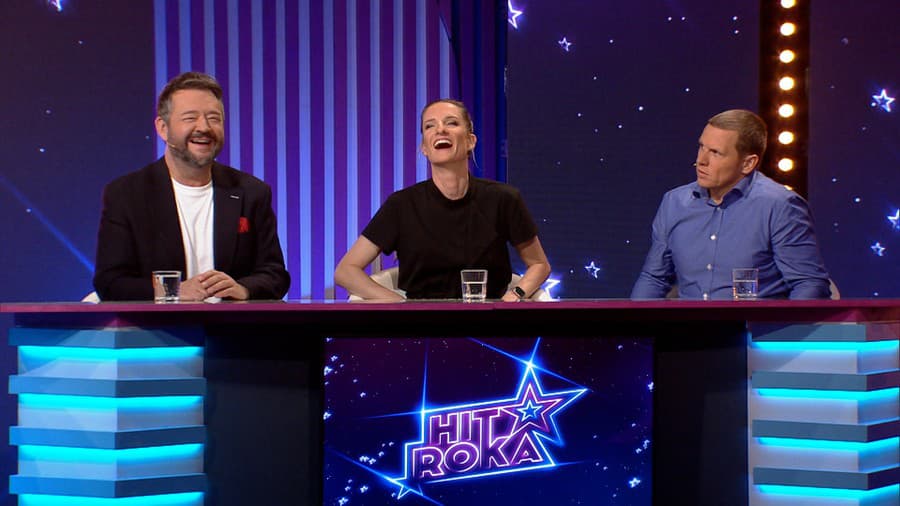  Moderátor Ján Žgravčák privítal v relácii Hit roka glosátorov Adelu Vinczeovú, Michala Hudáka a Michala Kubovčíka.