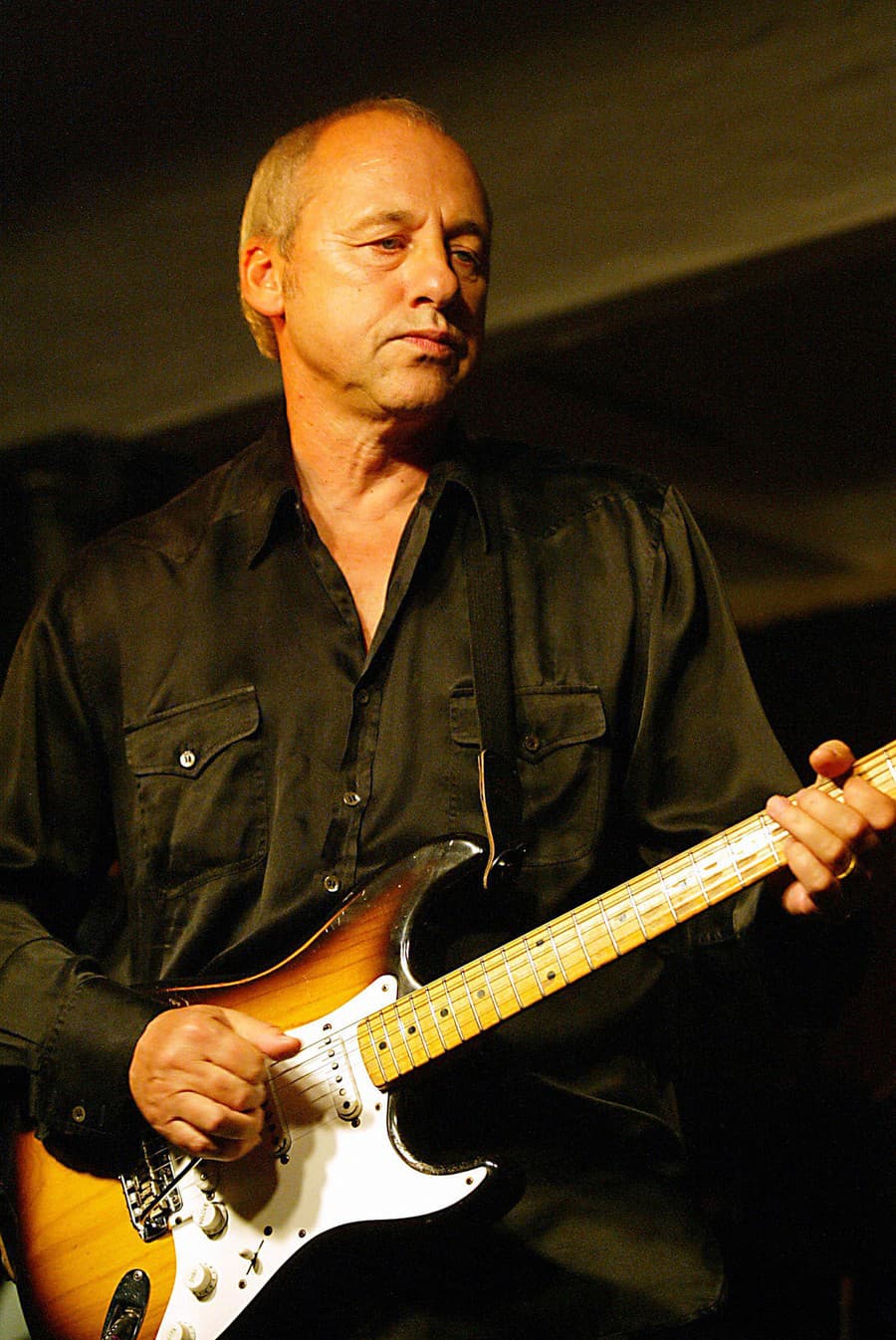 Mark Knopfler z Dire Straits dáva do dražby vyše 120 gitár