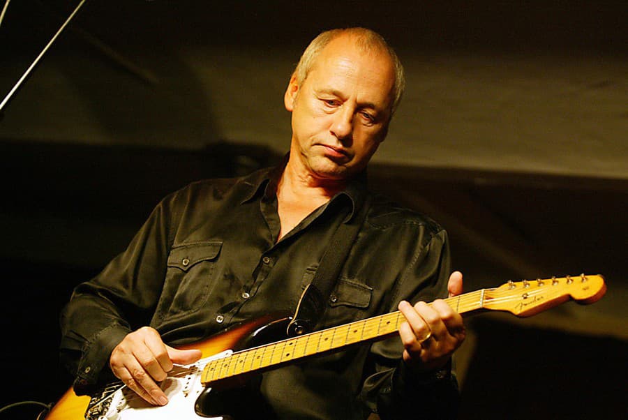 Mark Knopfler z Dire Straits dáva do dražby vyše 120 gitár