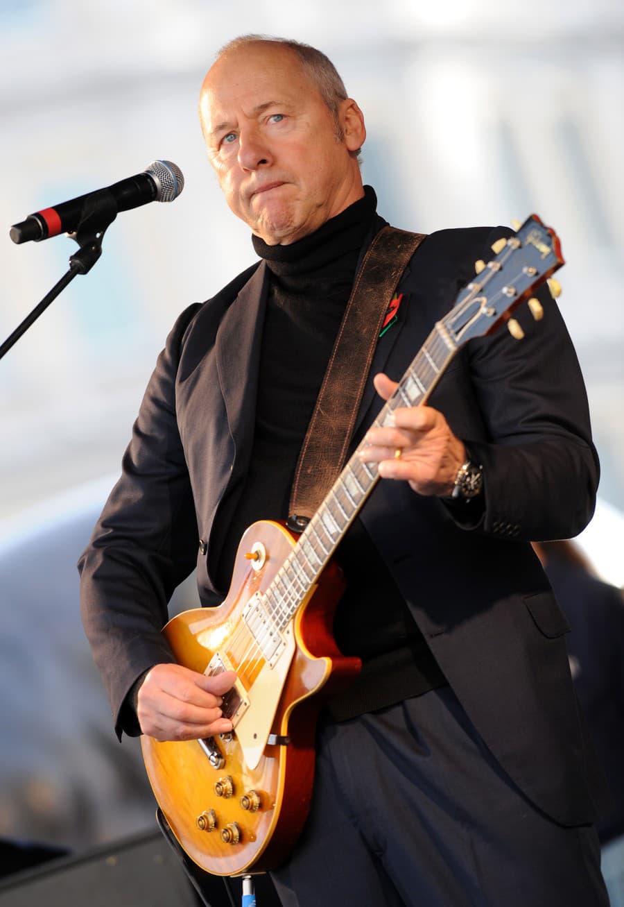 Mark Knopfler z Dire Straits dáva do dražby vyše 120 gitár