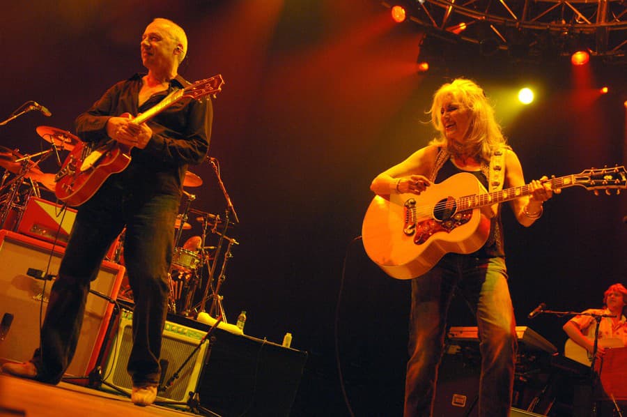 Mark Knopfler z Dire Straits dáva do dražby vyše 120 gitár
