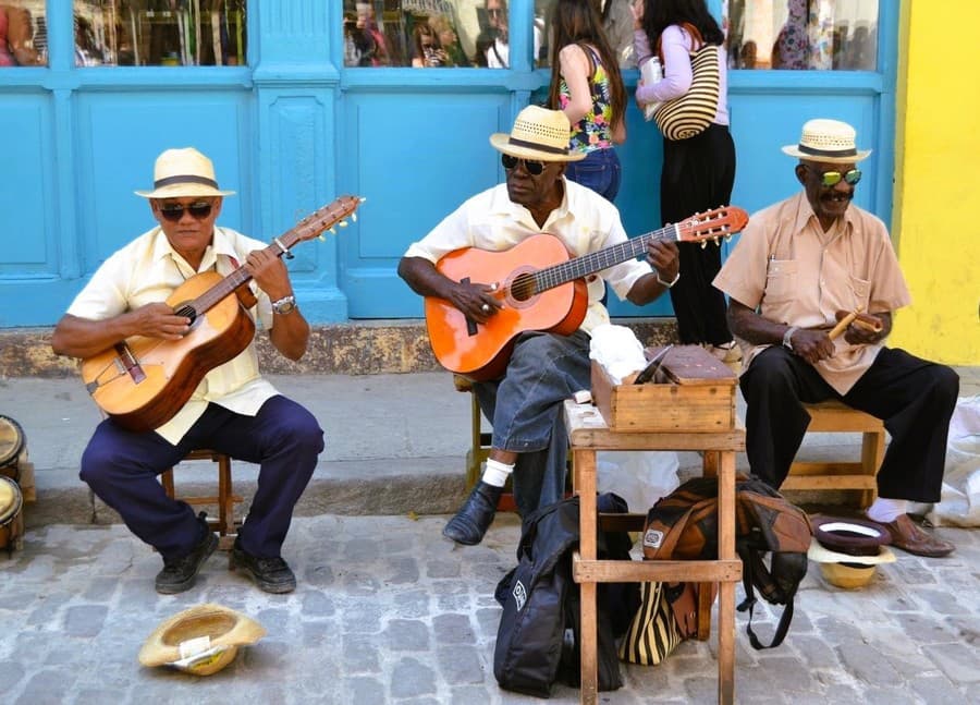 Život miestnych, hudba a tanec neodmysliteľne patria ku Kube.