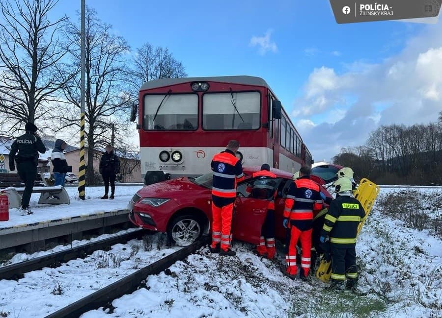 Pri zrážke vlaku a osobného auta vo Veličnej sa zranil 39-ročný vodič