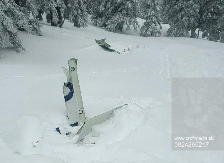 Stroj štartoval z Příbramu a zrútil sa v zlom počasí na horu Kasberg v Hornom Rakúsku.