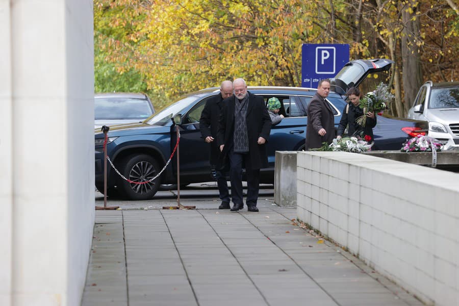 Posledná rozlúčka s bývalou ministerkou školstva Martinou Lubyovou. Na snímke v popredí Ivan Gašparovič.