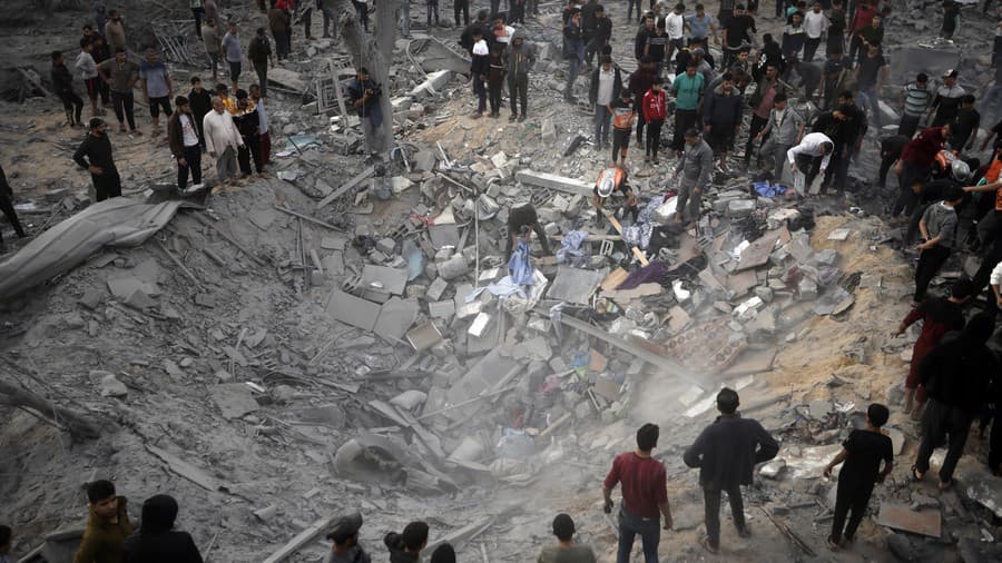 Palestínčania skúmajú škody zničeného