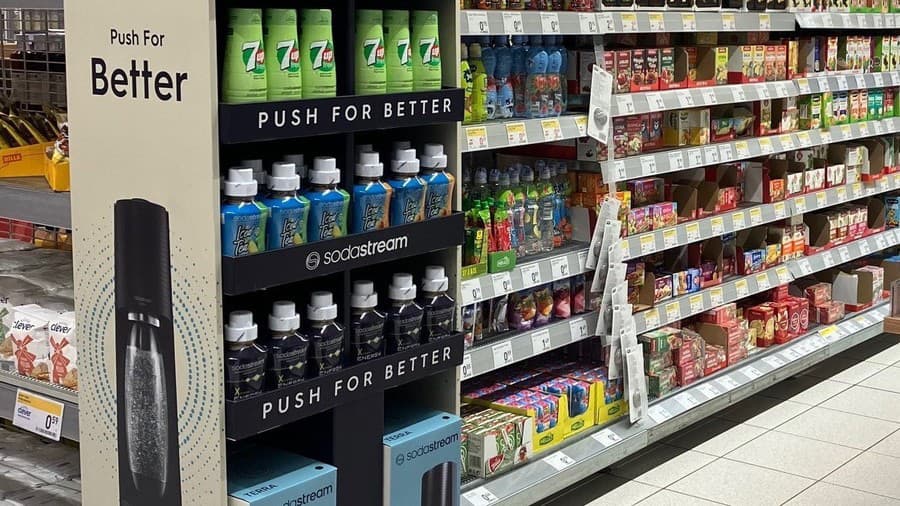Stojany so sortimentom SodaStream sú prispôsobené možnostiam jednotlivých predajní BILLA.