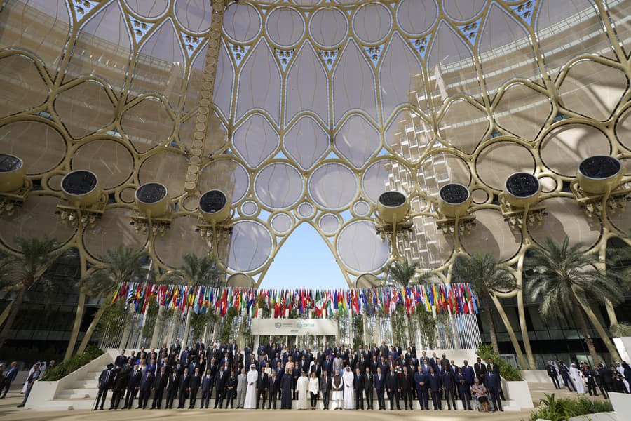 Prezidentka Zuzana Čaputová (druhý rad druhá zľava) pózuje s ďalšími svetovými lídrami na klimatickom summite COP28 v Dubaji.