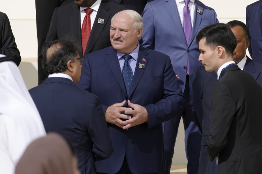 Bieloruský prezident Aleksandr Lukašenko (uprostred) sa účastní na spoločnom fotení s ďalšími svetovými lídrami na klimatickom summite COP28 v Dubaji.