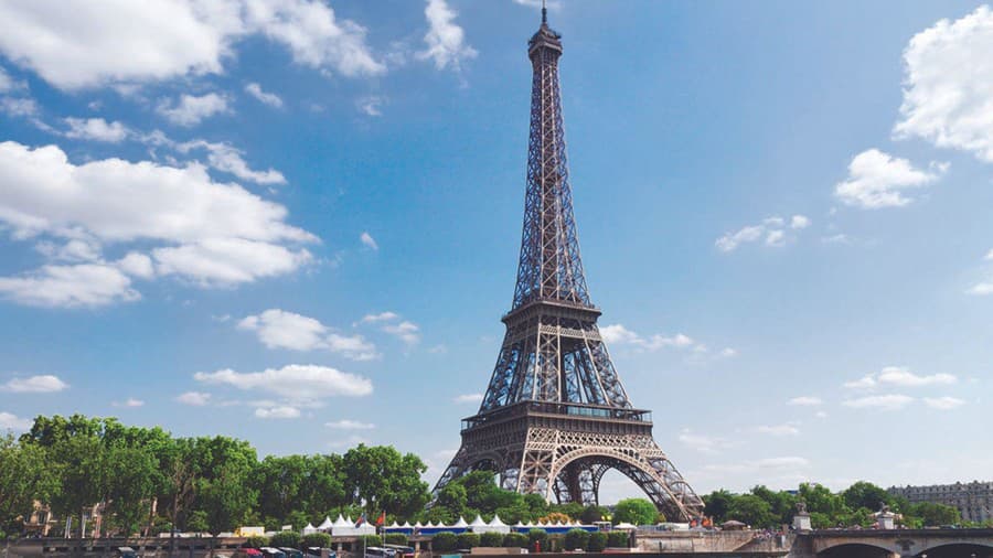 Elegantná Eiffelova veža v Paríži.