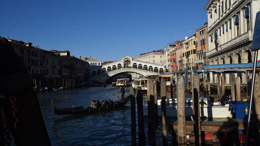 Most Ponte di Rialto v Benátkach.