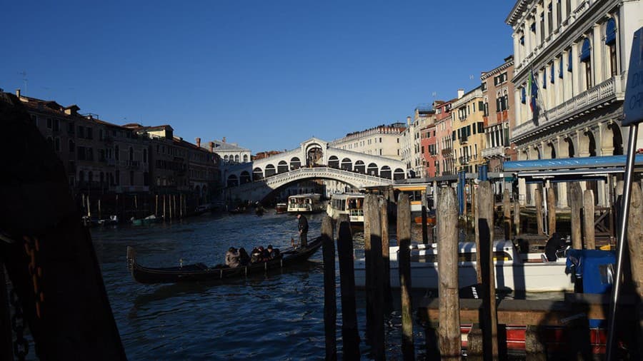 Most Ponte di Rialto v Benátkach.