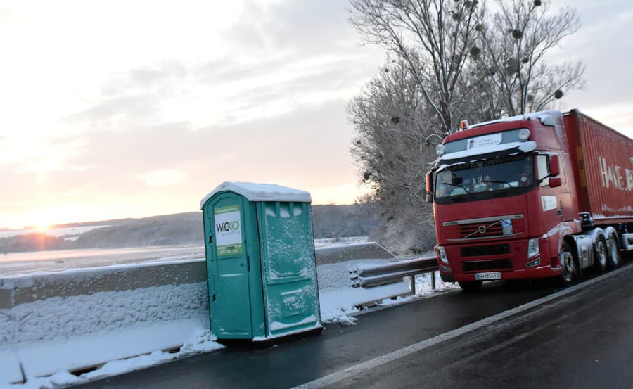 Osobné autá vybavujú priebežne,