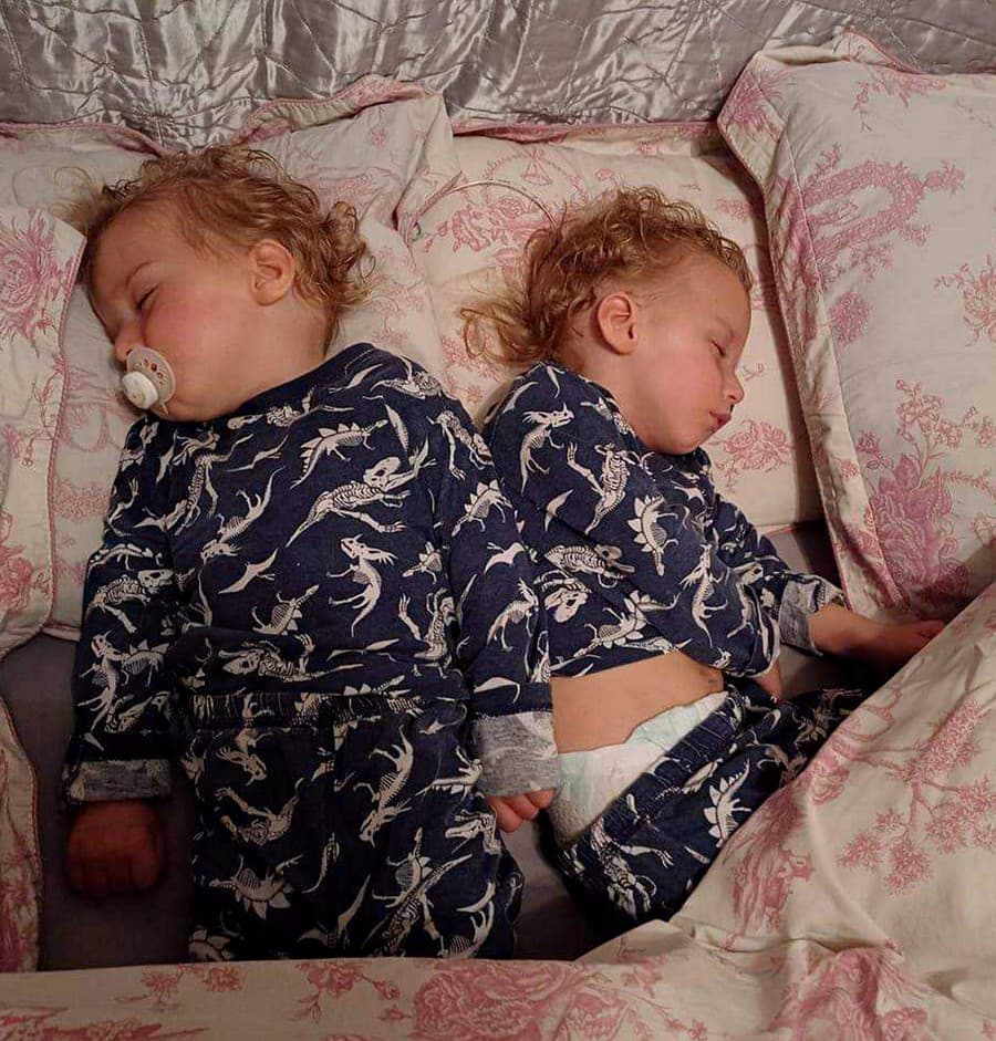 Dvojičky sa aj napriek tomu, že majú vyše 2 rokov, správajú ako novorodenci.