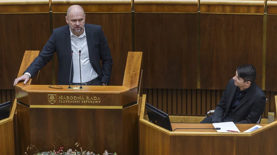 Vľavo šéf SaS a bývalý minister hospodárstva Richard Sulík, vpravo Erik Kaliňák zo Smeru. 