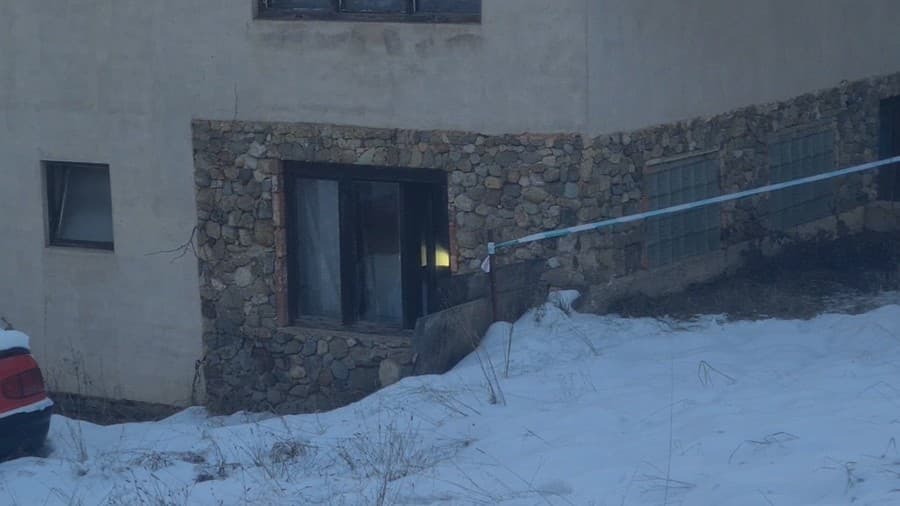 V pivničných priestoroch rodinného domu v obci Rožňavské Bystré našli zakopané ženské telo.