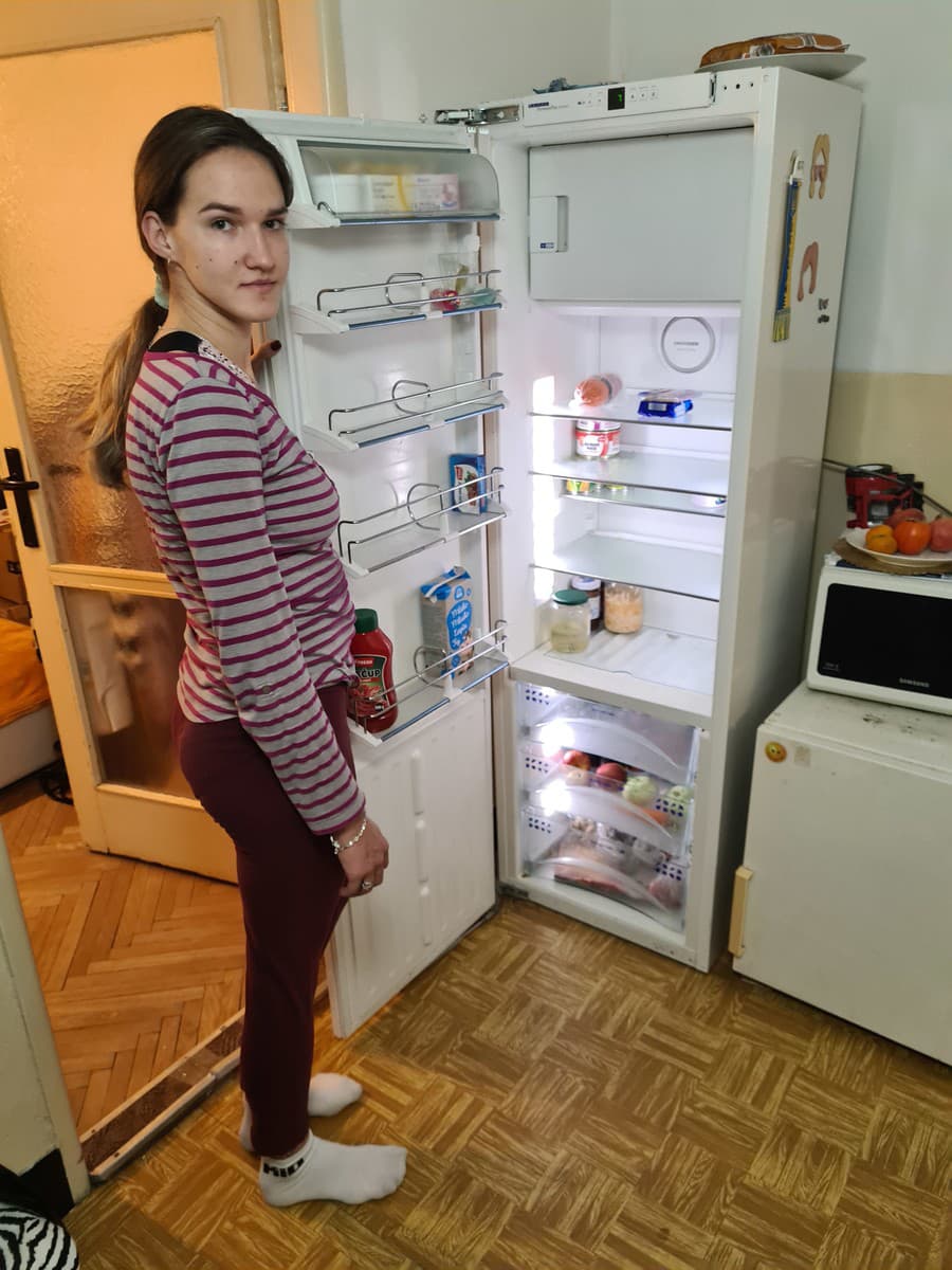 Svetlana nám so smutným pohľadom ukázala ich poloprázdnu chladničku.