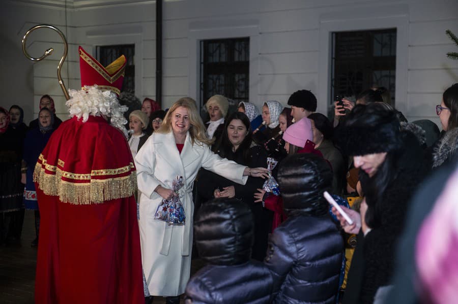 Zuzana Čaputová rozsvietila vianočný