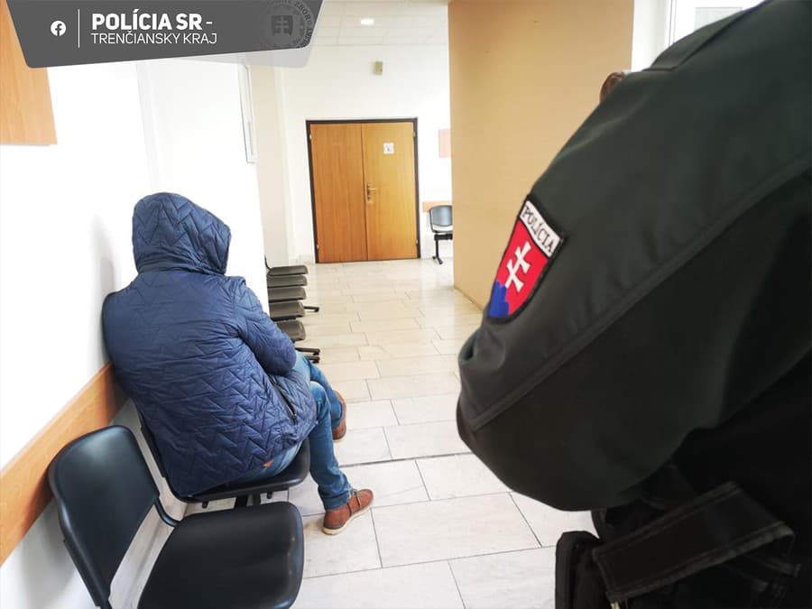 Púchovskí policajti obvinili 58-ročného muža z prečinu nebezpečného prenasledovania.