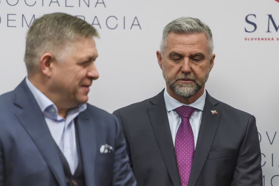 Robert Fico počas tlačovej