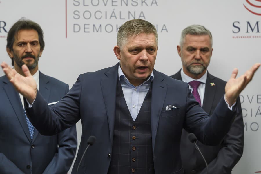 Robert Fico počas tlačovej