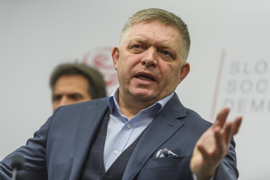 Robert Fico počas tlačovej