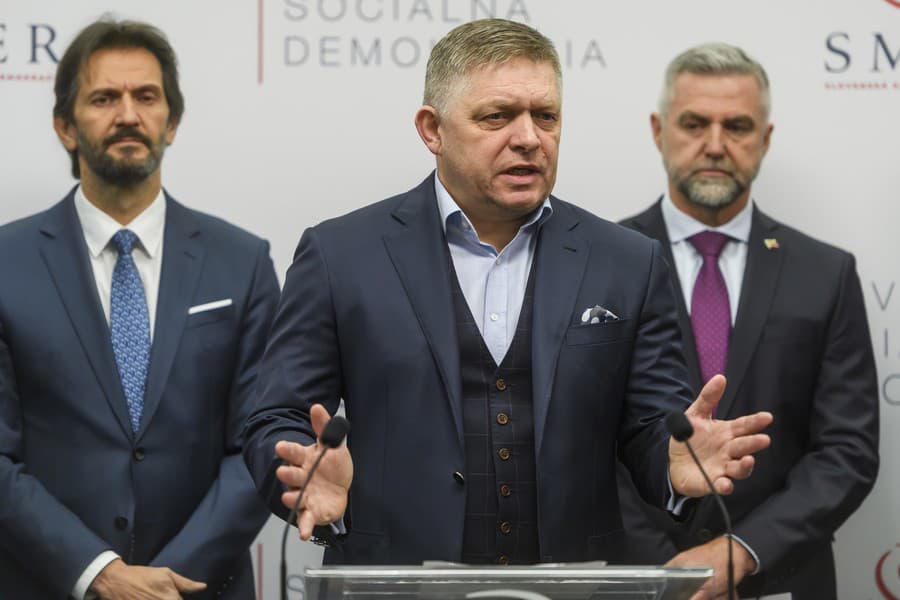 Robert Fico počas tlačovej