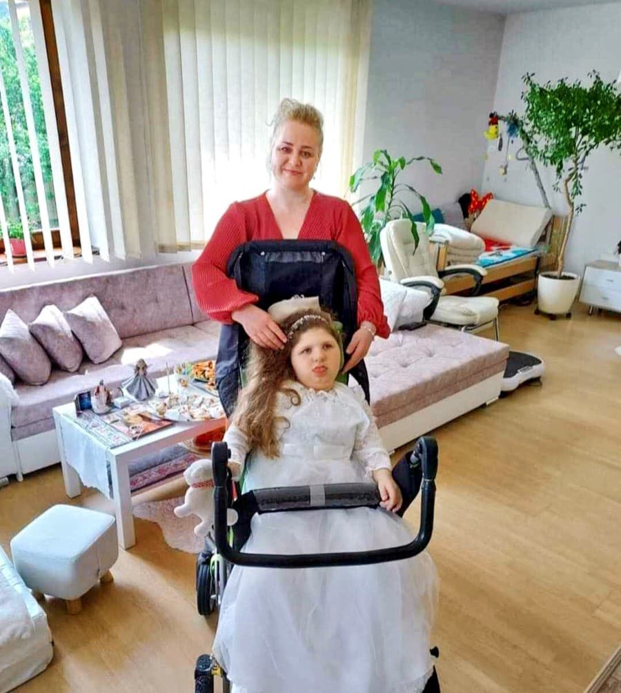 Mama Andrea je na Natálku veľmi pyšná. Zvládla dokonca i sväté prijímanie.